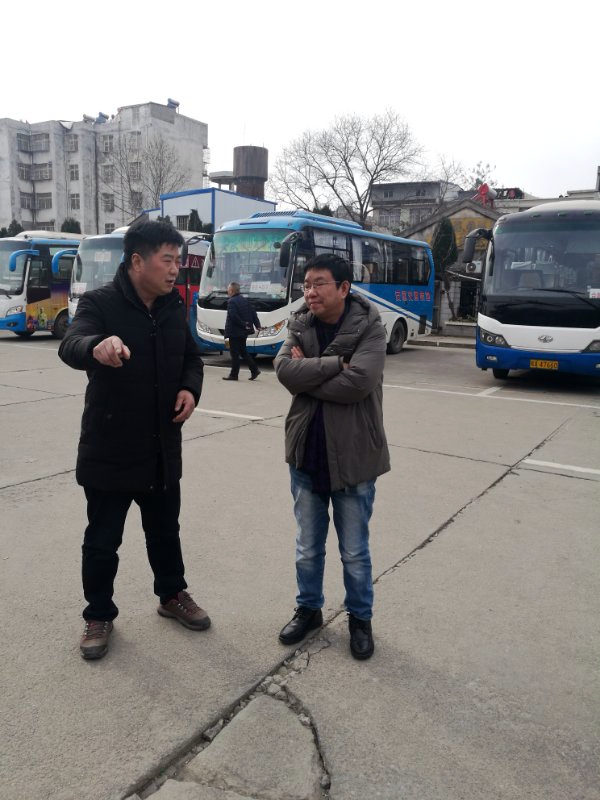 2月6日下午,公司总经理王中明带领党办主任袁健等一行到宿松分公司进行安全生产检查。 检查组重点检查了车辆动态监控、车辆出站登记、800公里以上超长班线车辆和驾驶员管理、驾驶员春运安全教育、驾驶员档案管理、春运车辆安全技术状况、交通安全基础设施隐患排查、冬季消防安全大检查等情况。检查组对宿松分公司的安全基础管理工作基本表示认可,要求分公司安全生产管理工作要常抓不懈,要进一步抓好相关薄弱环节,确保春运生产安全!
